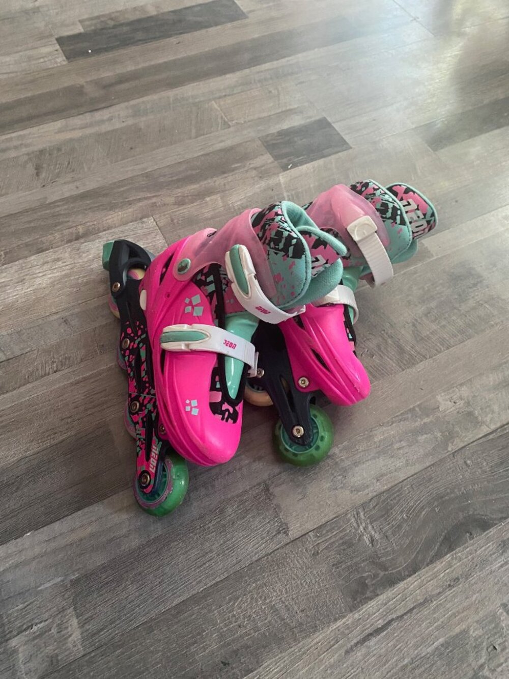 Neon Inline Skates - Picture 3 of 3